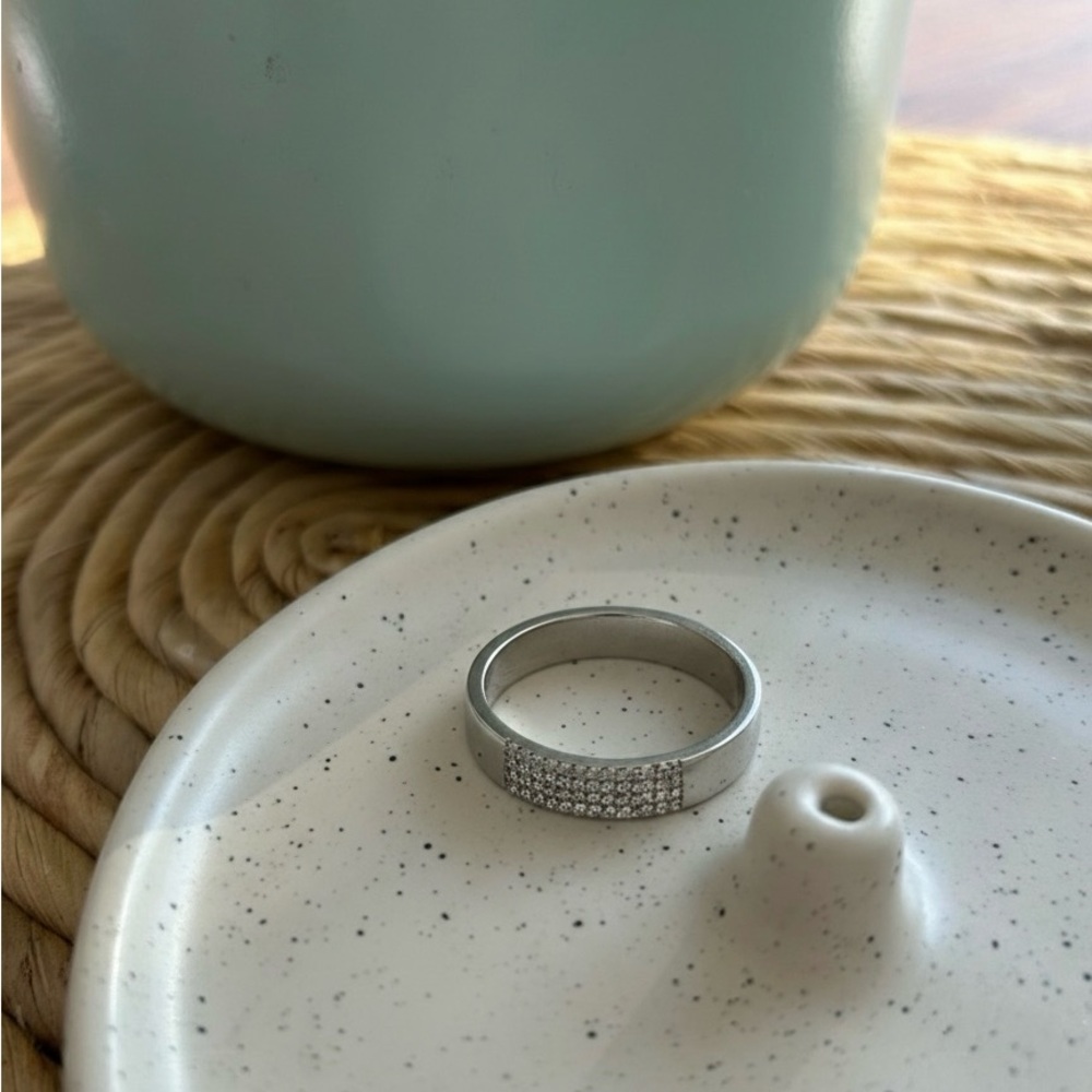 Elegant Silver Ring with zircons